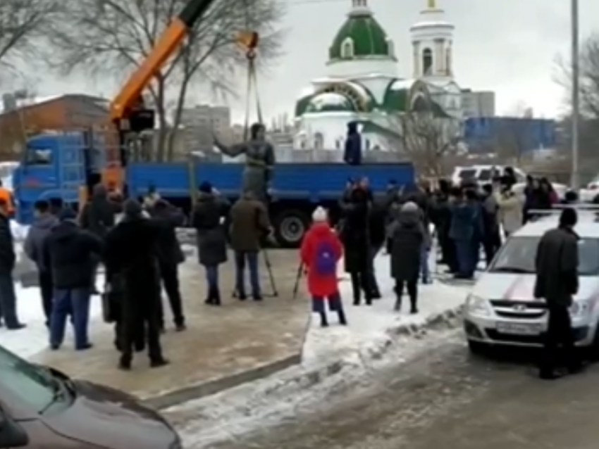 Погрузку страшной Аленки в кузов сняли на видео под Воронежем