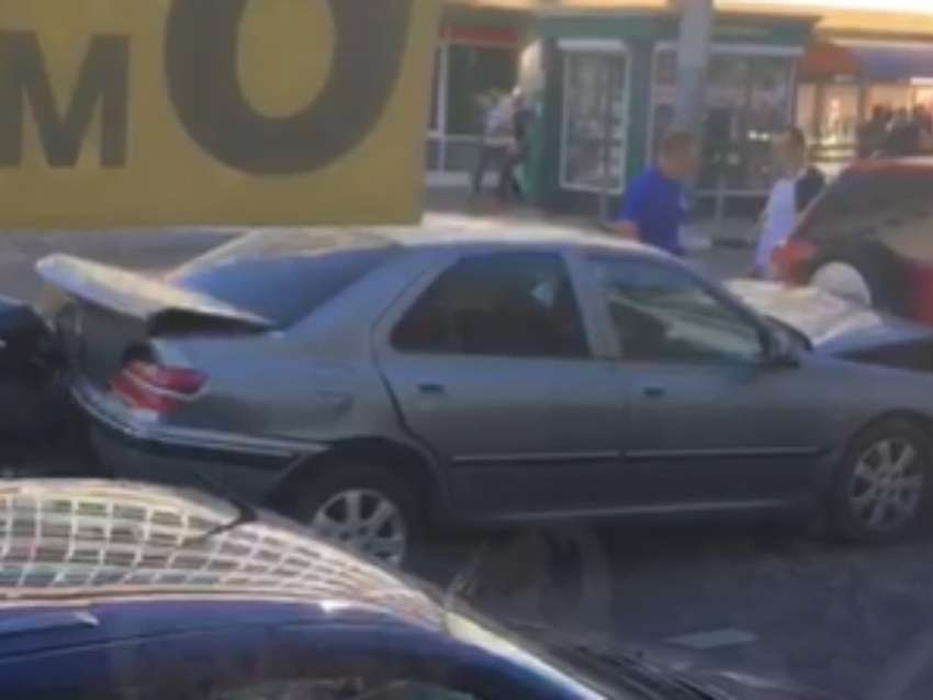 Воронежцы встали в утреннюю пробку из-за ДТП с тремя иномарками