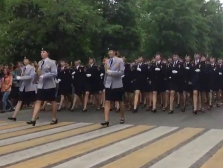 Марш полицейских красоток сняли на День Победы в Воронеже