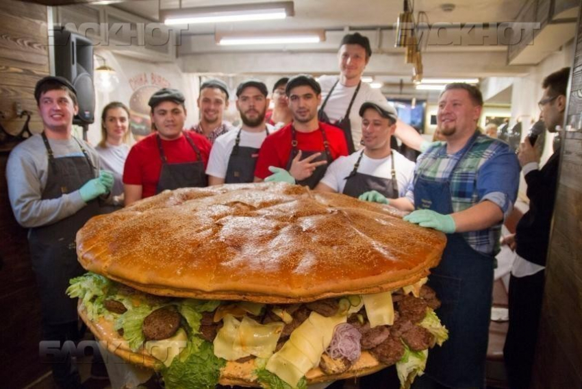 Уровень жизни воронежцев оценили в 63 бургера