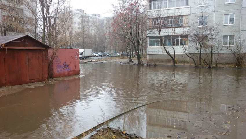 Жители Воронежа тонут во дворе из-за засорившейся канализации 