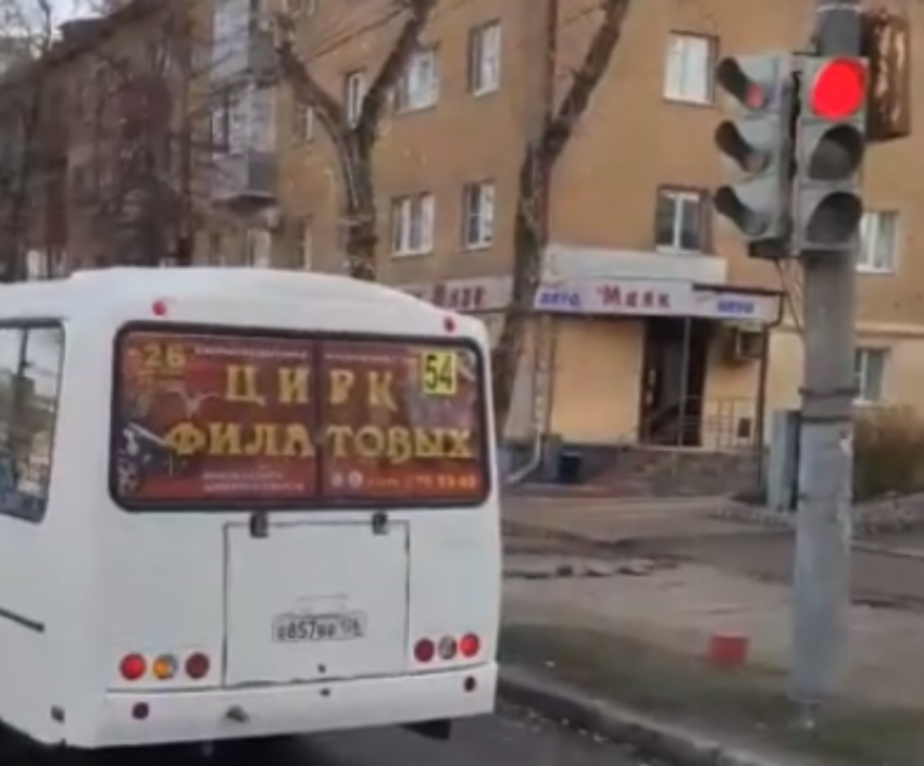 Воронежского маршрутчика наказали за стеснительное нарушение на светофоре 