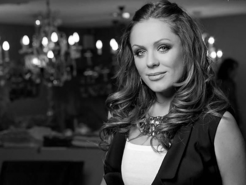 Загадочный поклонник засыпал розами могилу Юлии Началовой