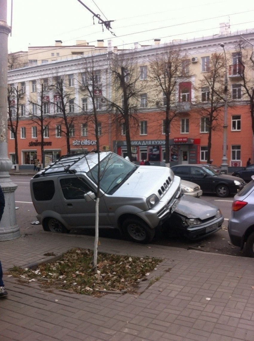 В Воронеже «Лада» влетела в пять авто и оказалась под  «Suzuki» 