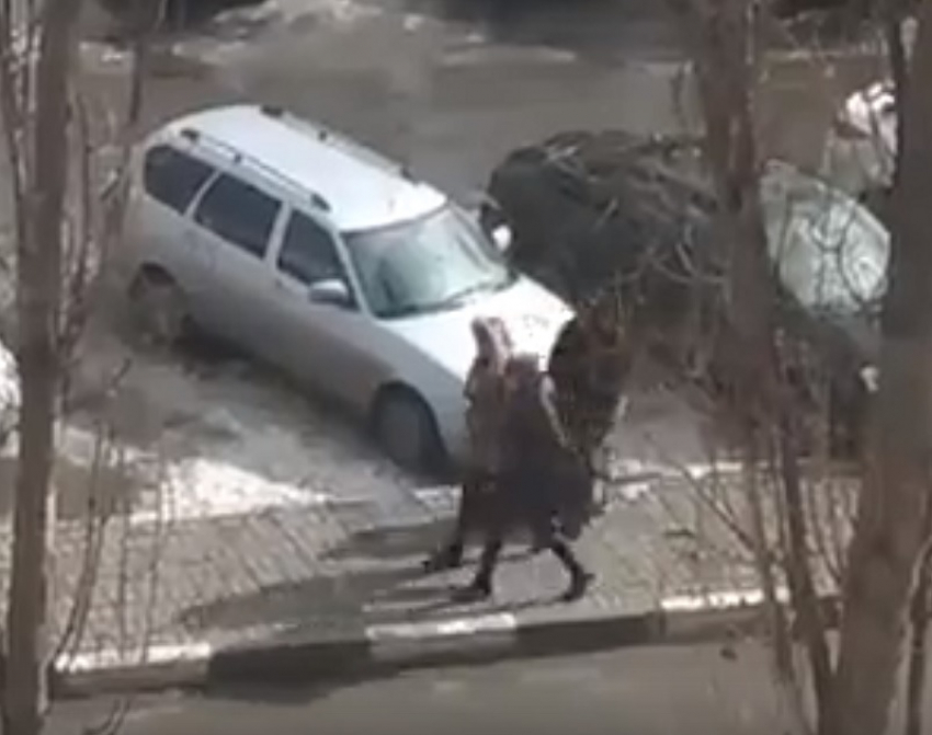 Банда цыганок, орудующая на парковке около воронежского ТЦ, попала на видео