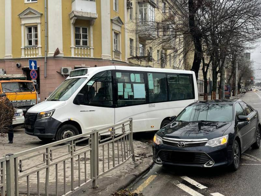 Две пассажирки упали в маршрутке утром в центре Воронежа