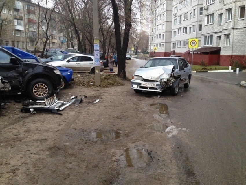 Водитель ВАЗа разнес четыре автомобиля на парковке в Воронеже