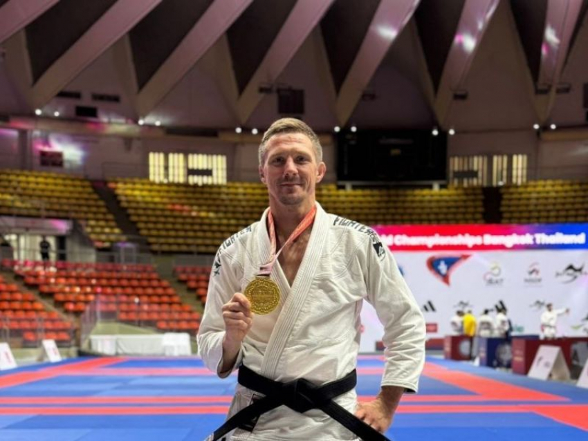 Тренер воронежской спортшколы стал чемпионом мира по джиу-джитсу