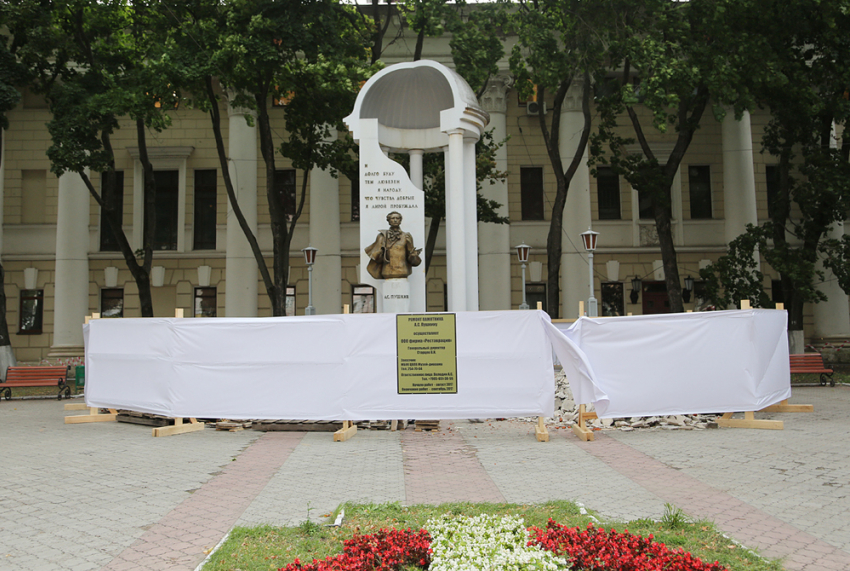 В центре Воронежа начали реставрировать памятник Александру Сергеевичу Пушкину