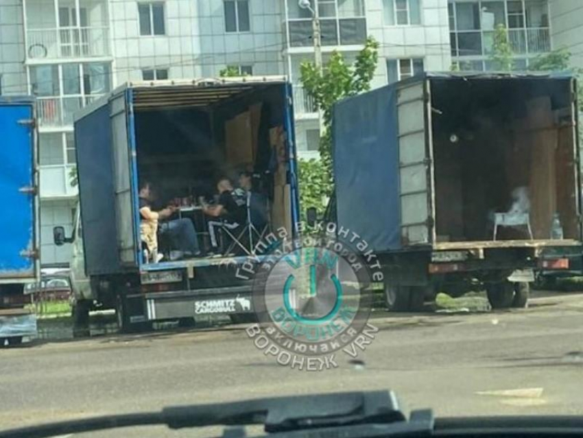 Пикник дальнобойщика: застолье в прицепе сняли на дорогах Воронежа 