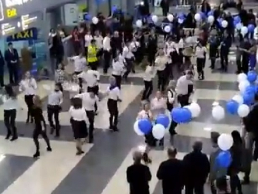 Таинственный флешмоб в аэропорту Воронежа сняли на видео 