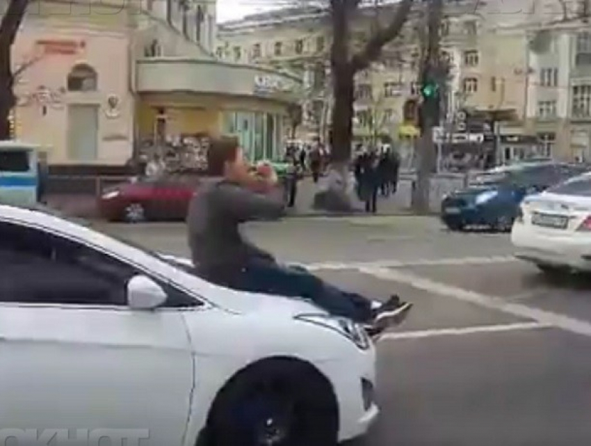 В Воронеже поймали водителя, который вез пьющего друга на капоте
