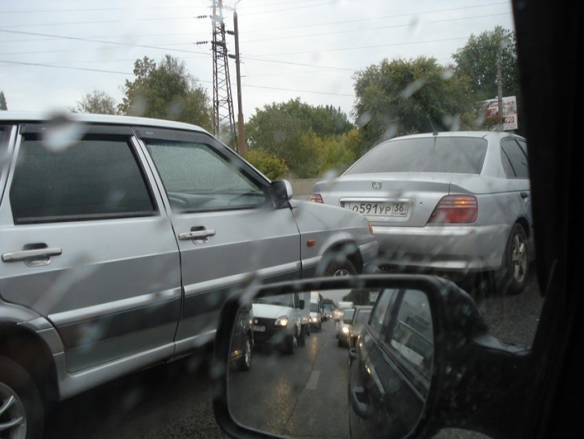 В Воронеже 9 января утром встала в пробку из-за двух ДТП