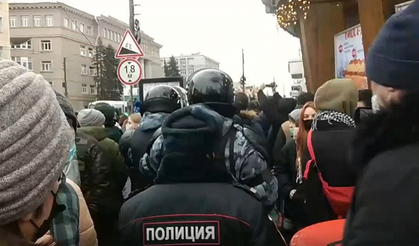 Полиция и ОМОН перегородили проспект Революции из-за акции Навального