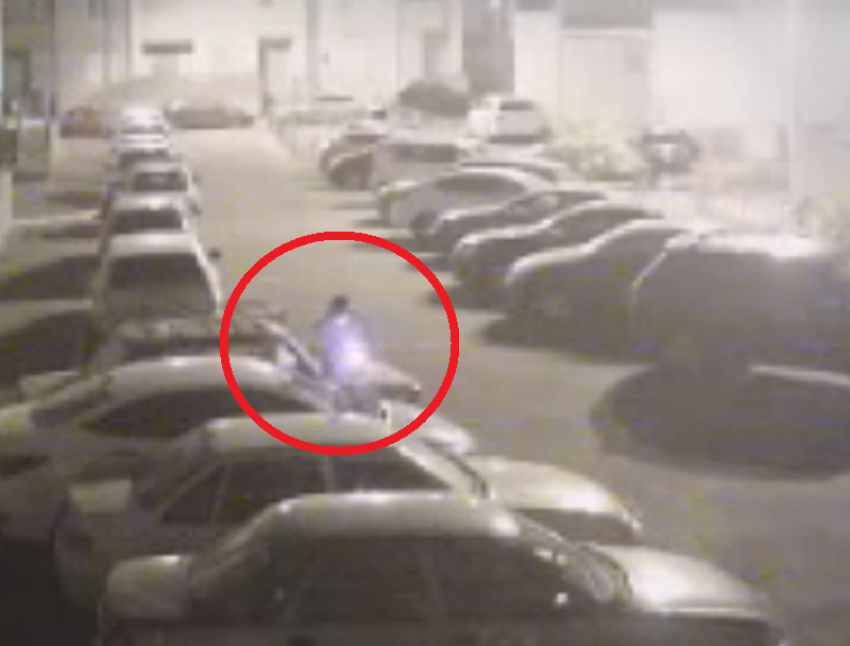Неизвестный попал на видео во время поджога машин в Воронеже 