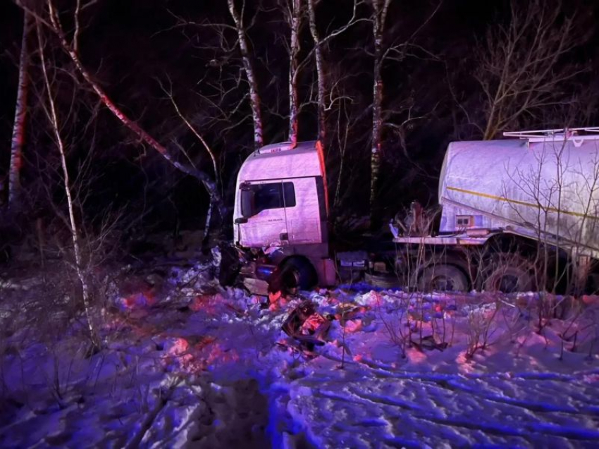 Водитель «Лады Приоры» погиб в столкновении с фурой в Воронежской области