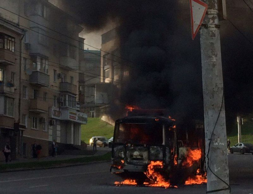 На Степана Разина в Воронеже в страшном пожаре сгорел маршрутный ПАЗик