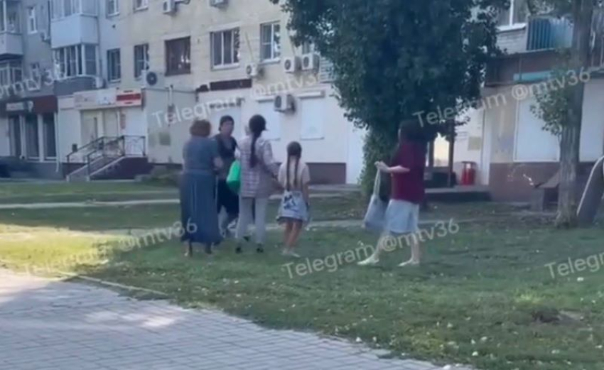 Мужчина, ударивший девушку скейтбордом в Воронеже, рассказал, чем всё закончилось 