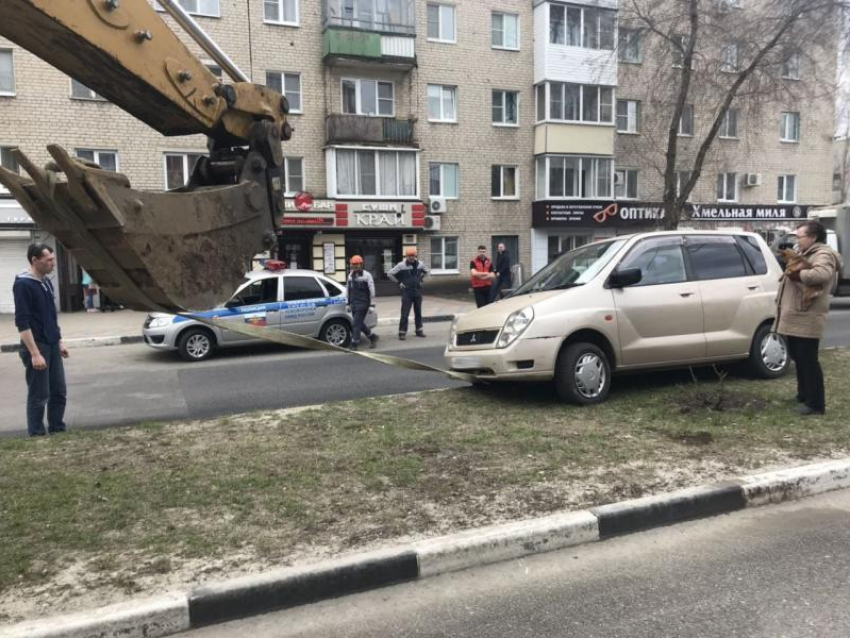 Неопытную автомобилистку спасали трактором и эвакуатором под Воронежем