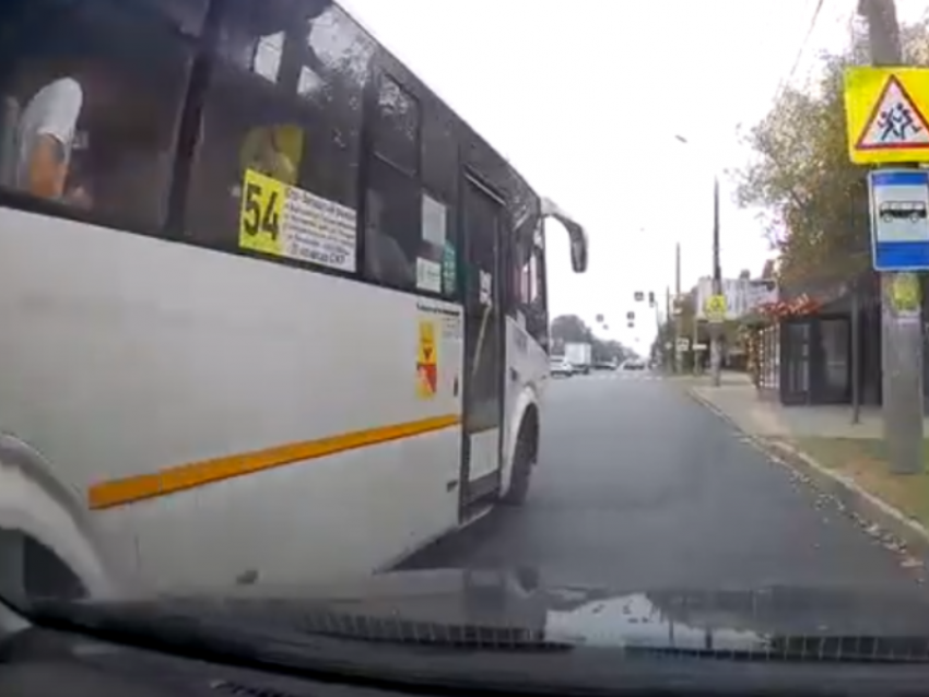 Водитель и маршрутчик не поделили дорогу в Воронеже – опубликовано видео 