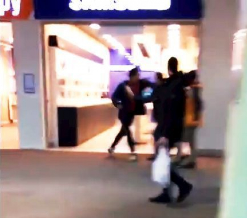 Разборки молодых людей в воронежском торговом центре попали на видео