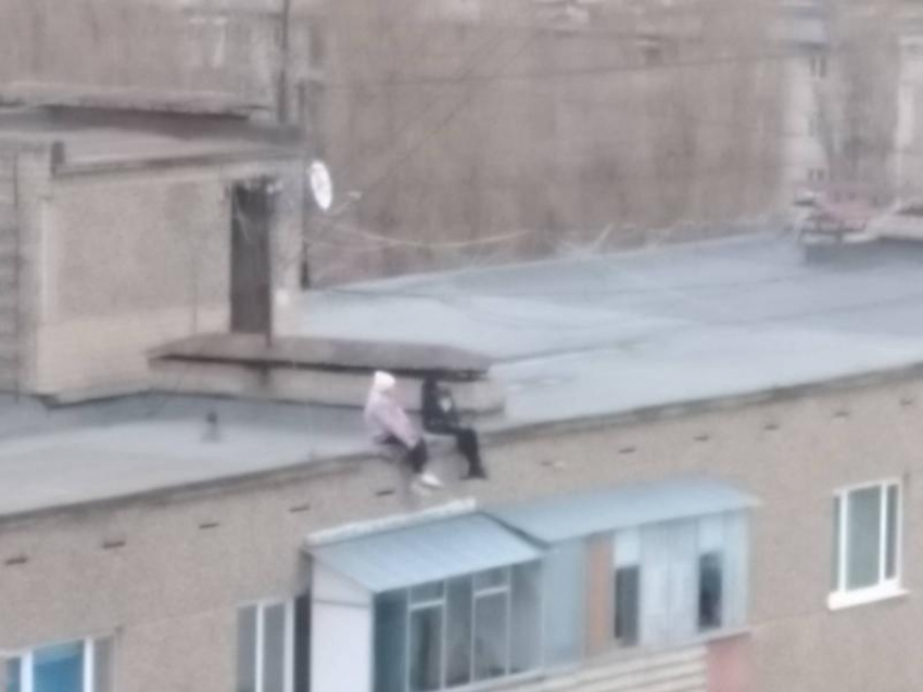 Опасный «чилл» устроили школьники на краю крыши воронежской девятиэтажки