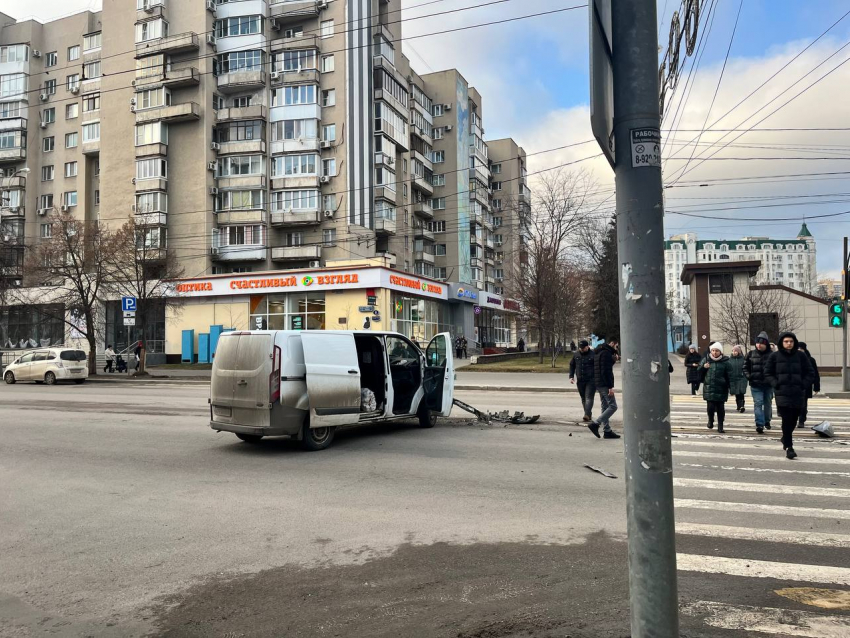 Разбитый грузовичок предстал на дороге в центре Воронежа