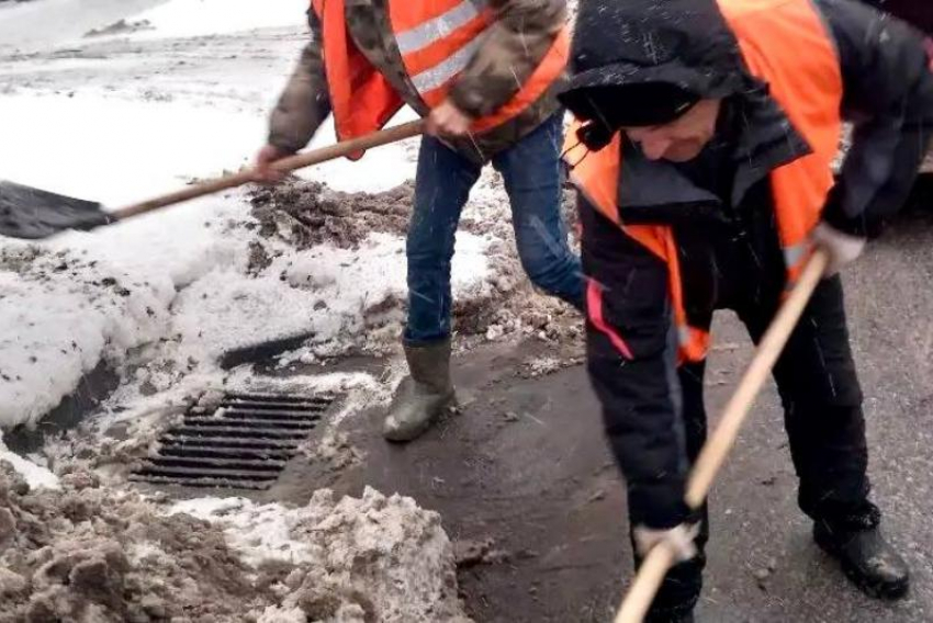 Почему воронежцам самим нужно убирать снег, объяснили в мэрии