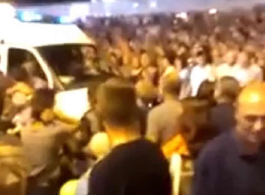 Проезд скорой помощи через толпу воронежцев сняли на видео 