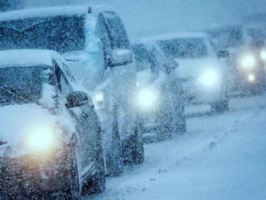 Штормовое предупреждение из-за мощного снегопада объявили в Воронеже