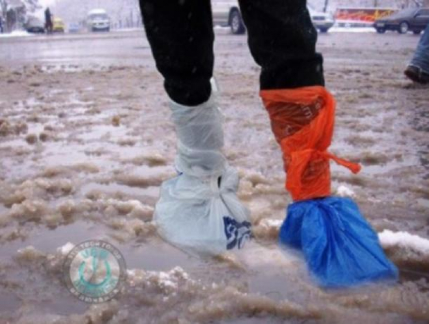 Воронежцам показали самый бюджетный способ защитить ноги в снегодождь