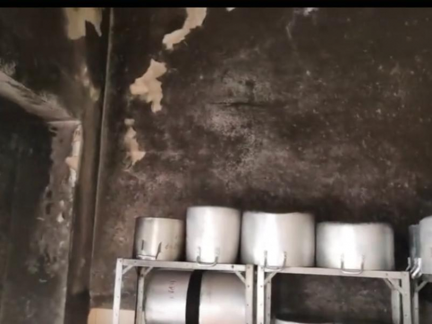 Плов с песком: тошнотворное состояние кухонного цеха в больнице Воронежской области показали на видео