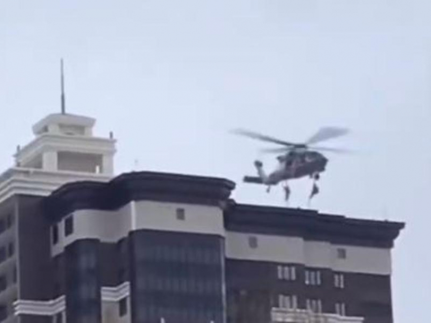 Высадку людей с вертолета на крышу дома сняли в Воронеже
