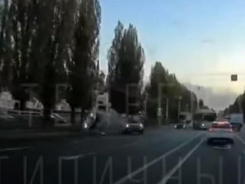 Момент опрокидывания KIA Rio на Ленинском проспекте попал на видео