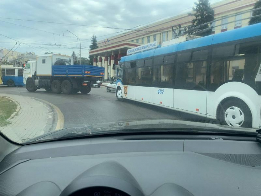 Старый-новый троллейбус, купленный у Белгорода, сломался в центре Воронежа