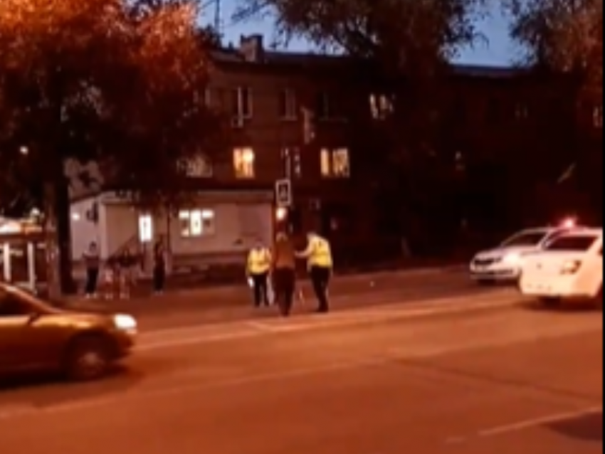 Умилительный поступок ДПС показали на светофоре в Воронеже 