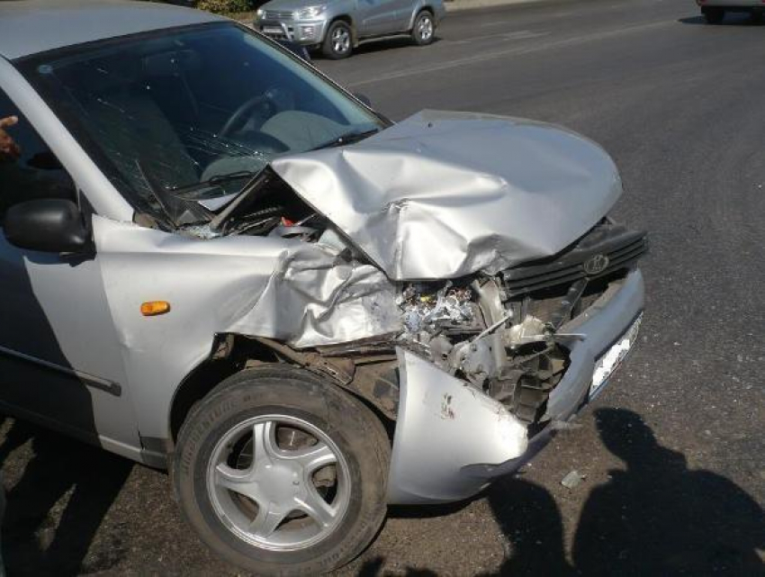 Водитель «Лады» устроил лобовое столкновение с 5 автомобилями на воронежской трассе