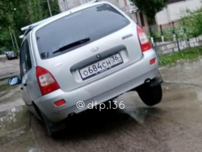 Дорогу, поедающую машины, сняли на улице Хользунова в Воронеже 