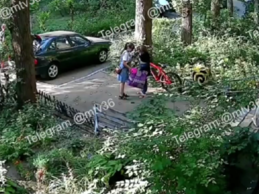 Куски крыши рухнули прямо на голову девушки в Воронеже