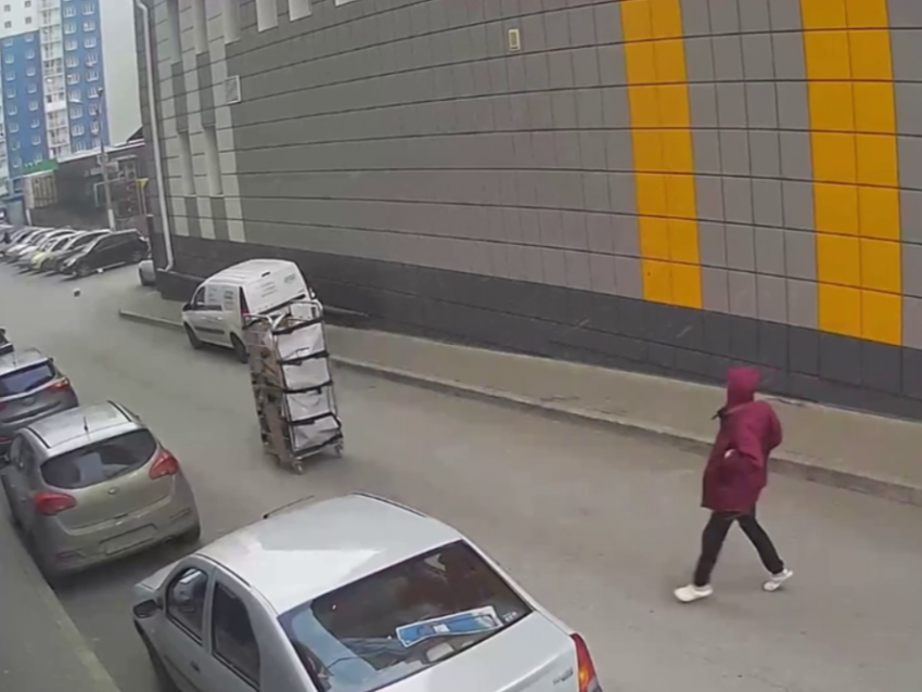 Рохля-торнадо: ураган в Воронеже устроил погром на парковке