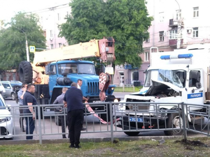 Стало известно об 11 пострадавших в ДТП с автозаком в центре Воронежа 