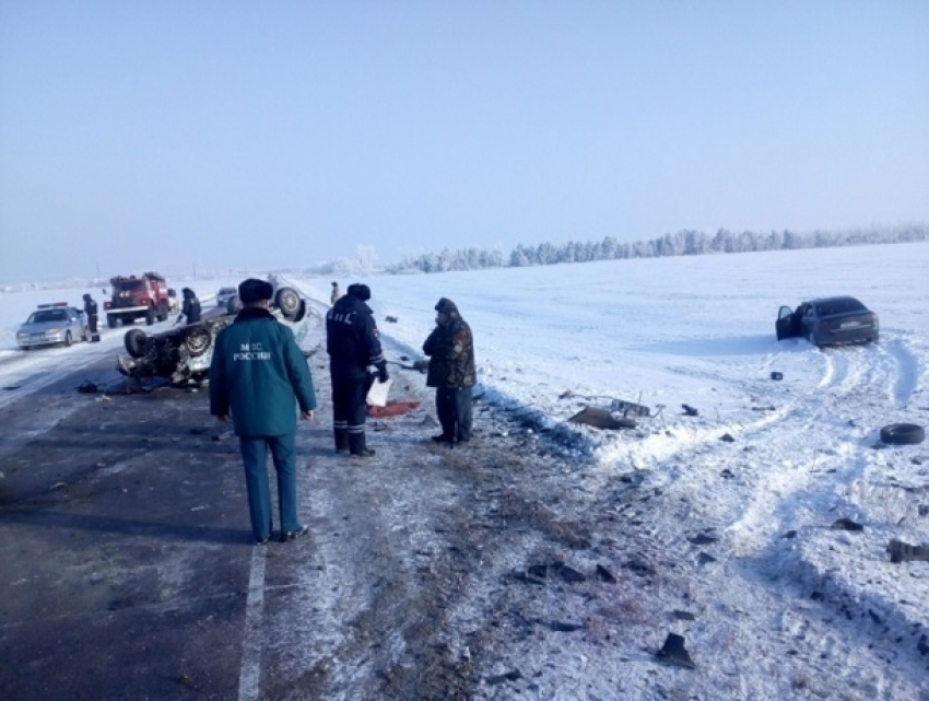 В жутком лобовом столкновении на воронежской трассе погиб водитель «Пежо»