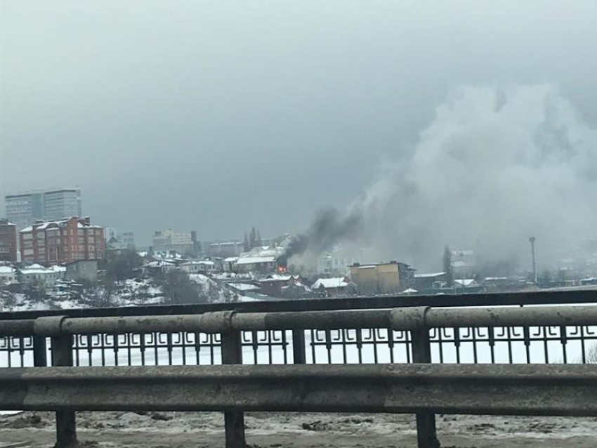 Мощный пожар дома сняли крупным планом в Воронеже