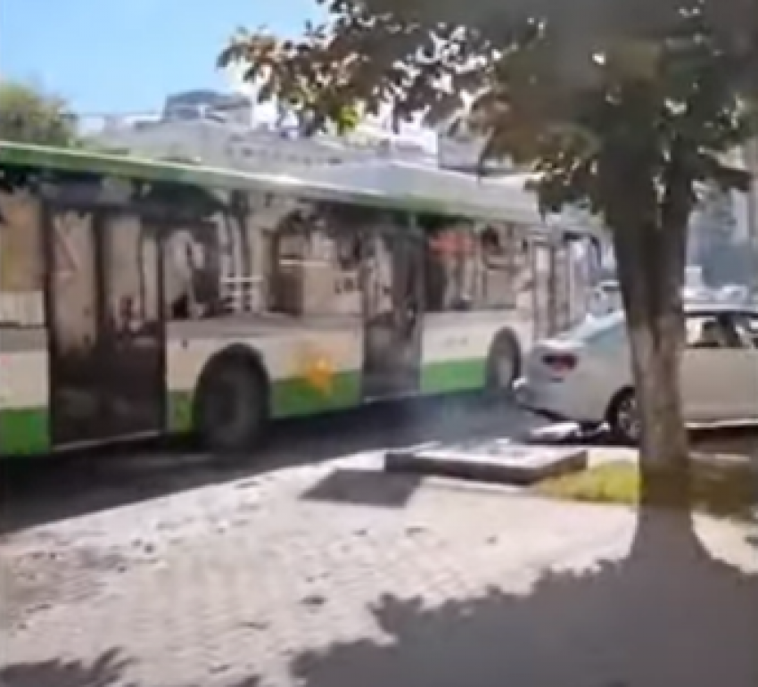 Муниципальный автобус №9кс задымился в центре Воронежа 