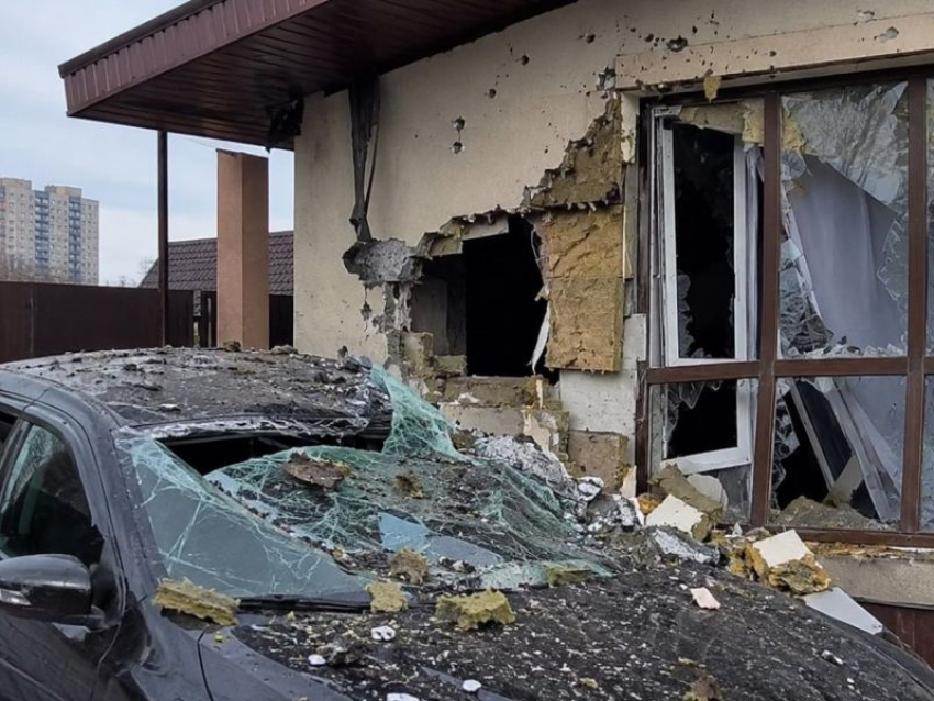 Частный дом и автомобиль были повреждены обломками БПЛА в Воронежской области