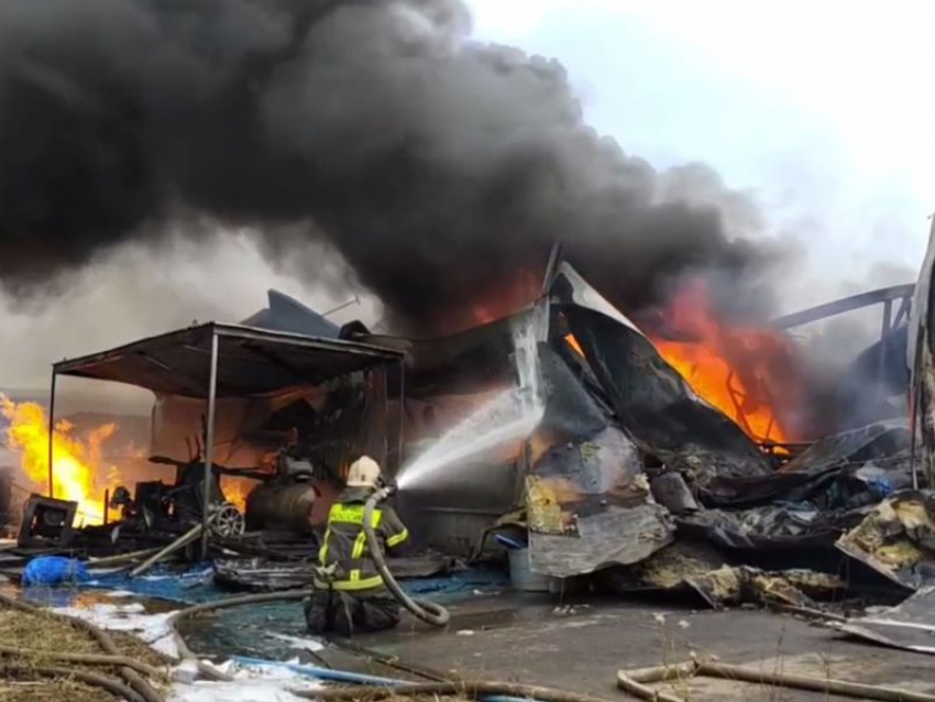 Опубликовано видео тушения мощнейшего пожара на складе под Воронежем