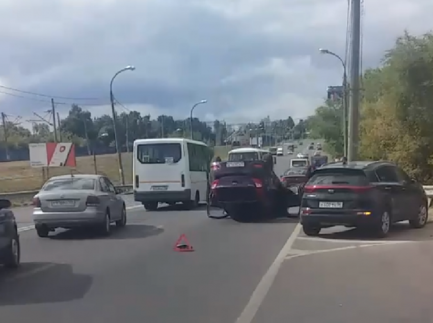 Молодая мама перевернулась на Hyundai и попала на видео в Воронеже