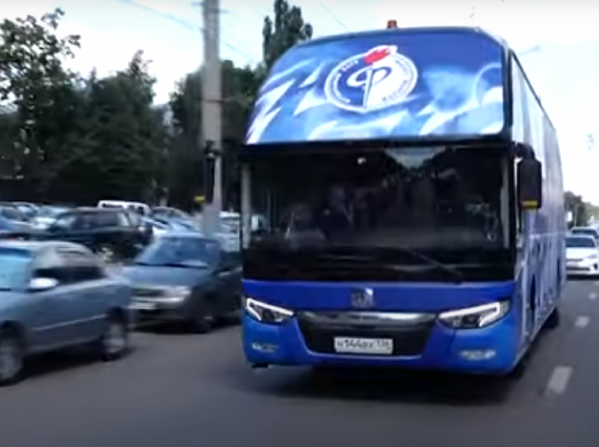 Новый брендированный автобус появился у воронежского «Факела»