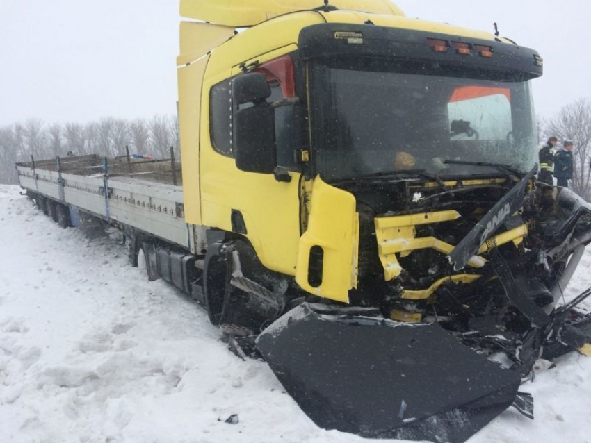 В Воронежской области в ДТП легковушки с грузовиком погибли две женщины