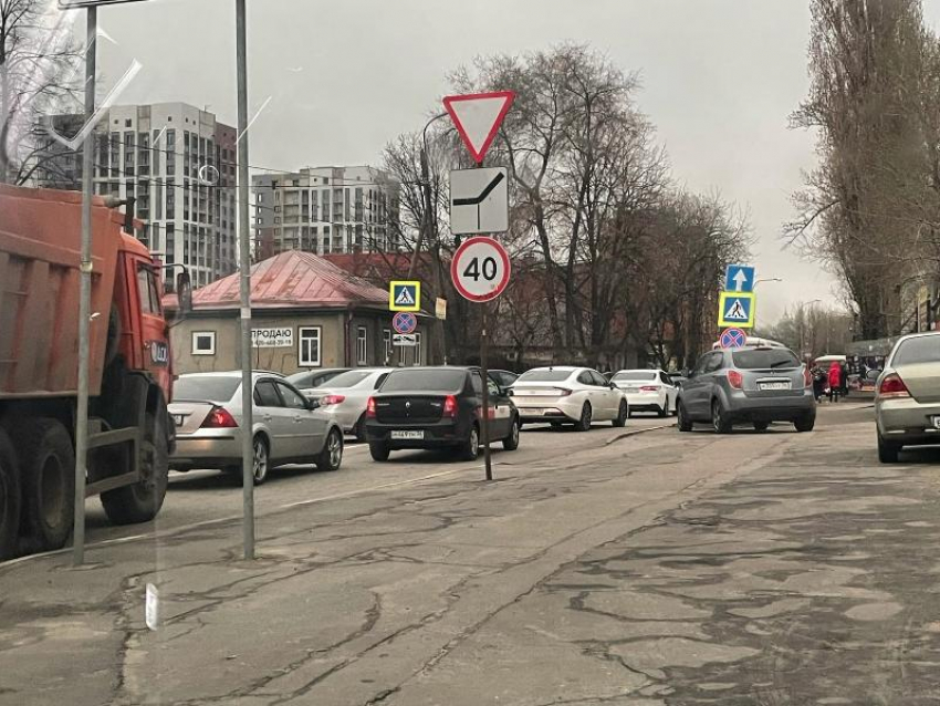 Мокрые 8-балльные пробки сковали центр Воронежа